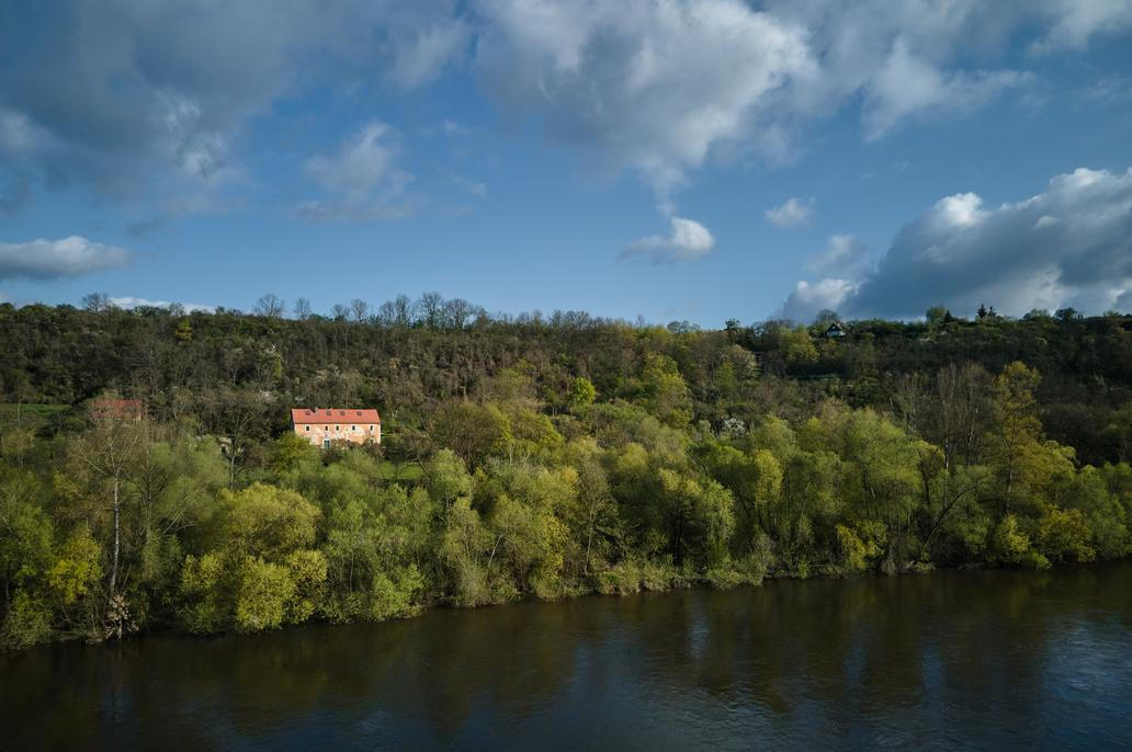 Se sousedy si majitelé nemuseli lámat hlavu.