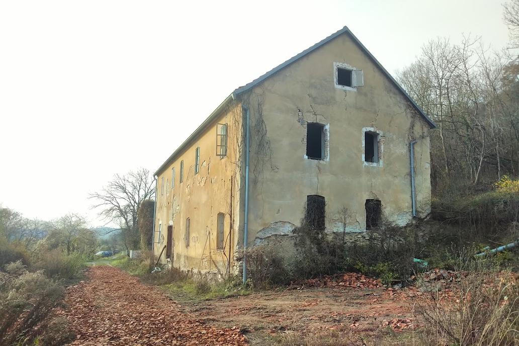Na Lisu je dům z roku 1608, kde se dříve nacházel dubový lis na víno. V posledních letech dům postupně chátral a byl terčem vandalů. 