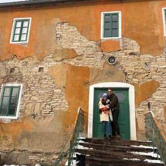 Dům, který měl blíž k demolici než k rekonstrukci, dostal druhou šanci a novou roli.