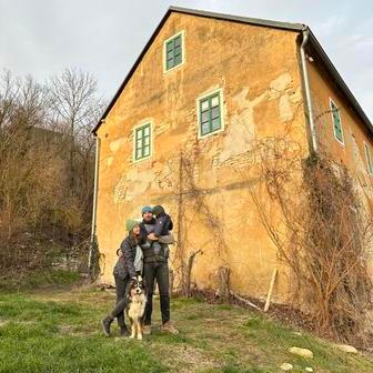 Dnes na stejném místě, kde tehdy stála ruina bez oken a dveří, provozuje se svou ženou Klárou svatební místo, které se záměrně vymezuje vůči klasickému pojetí luxusu.