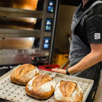 Nejvíc je fascinovaly francouzské bagety, křupavé chleby a poctivé máslové croissanty. Když zjistili, že něco podobného v jejich rodném městě prakticky neseženou, rozhodli se, že si to upečou sami.