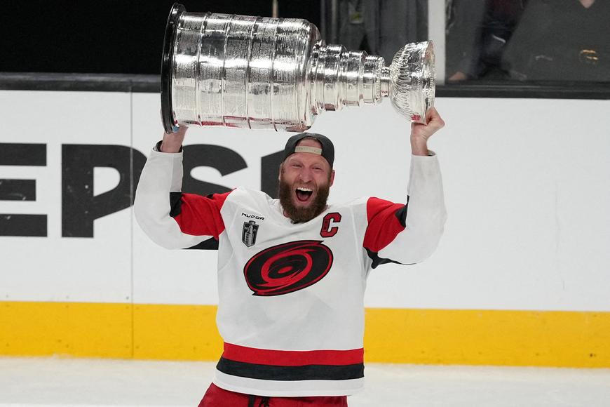Suverénní Carolina slaví po 20 letech Stanley Cup. Poslední duel byl symbolický