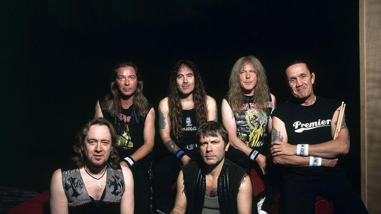 Iron Maiden, kteří jsou v Česku častým hostem, zahájili svůj hlučný koncert plný projekcí a pyrotechnických efektů méně hranými skladbami jako Wrathchild, Killers nebo Phantom of the Opera. (Iron Maiden)
