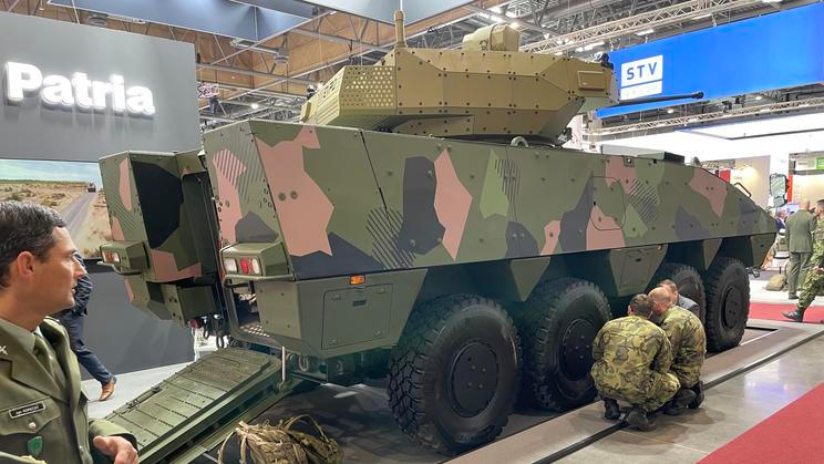 Když v květnu 2025 finské vozidlo Patria AMV XP 8x8 dorazilo na brněnský veletrh IDET, čeští vojáci jej detailně prozkoumávali. Letos se s ním měli seznámit i v terénu, obrana ale akci v pronajatém areálu ve Vyškově na poslední chvíli zatrhla. 