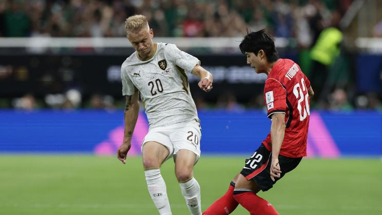 Jaroslav Zelený a Sol Jong-u v zápase MS 2026 Česko - Korea