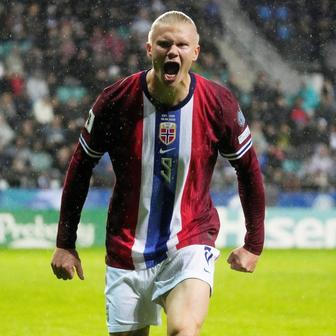 Erling Haaland slaví gól Norů v kvalifikaci MS 2026.
