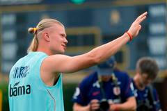Erling Haaland zdraví fanoušky při tréninku před MS 2026.