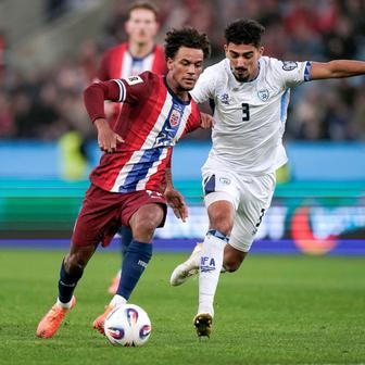 Oscar Bobb (vlevo) v zápase Norska proti Izraeli v kvalifikaci MS 2026