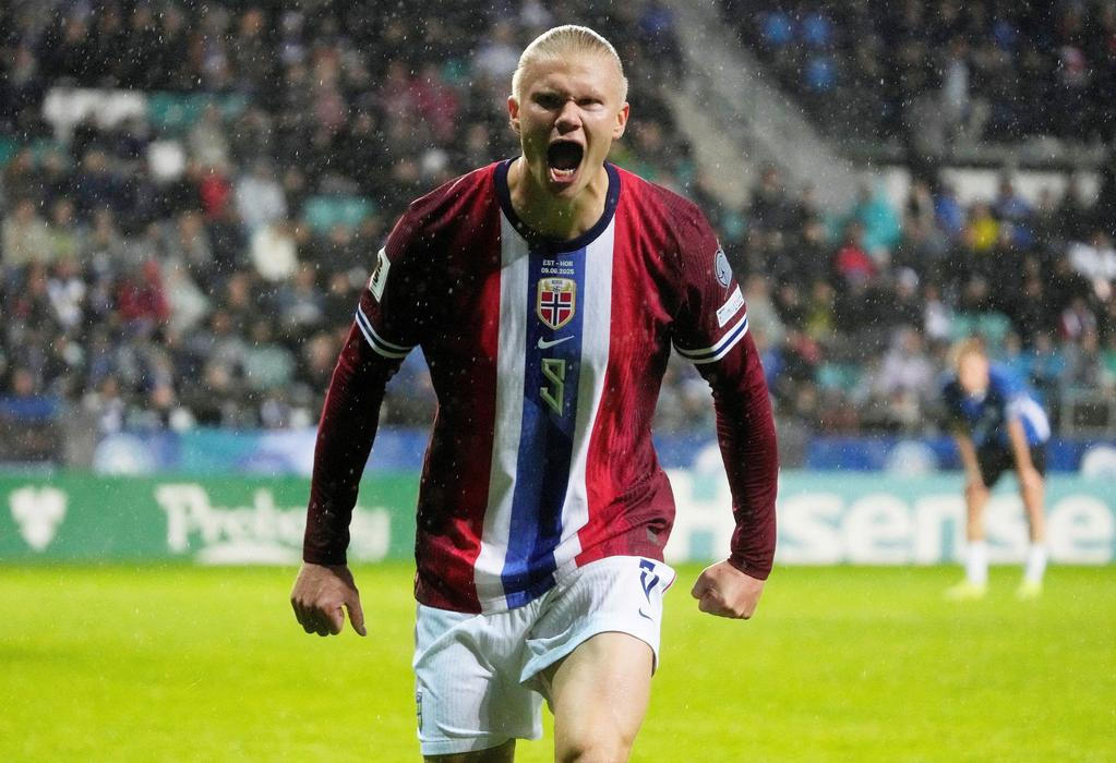 Erling Haaland slaví gól Norů v kvalifikaci MS 2026.