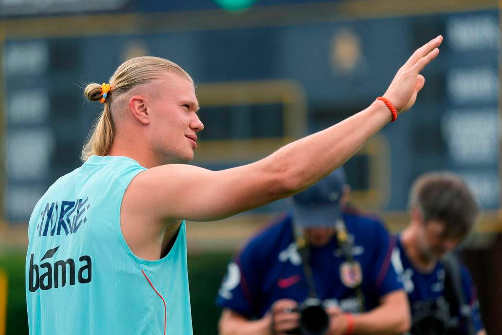 Erling Haaland zdraví fanoušky při tréninku před MS 2026.