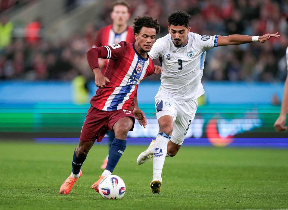 Oscar Bobb (vlevo) v zápase Norska proti Izraeli v kvalifikaci MS 2026