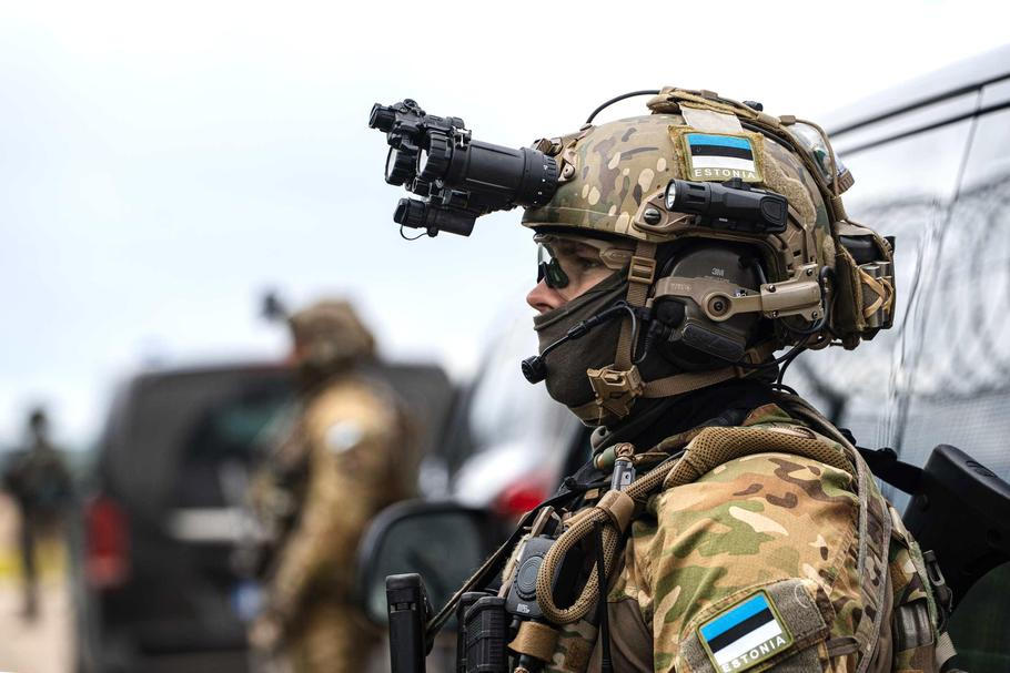 Estonský příslušník bezpečnostních složek pozoruje hranici s Ruskem během návštěvy prezidentů Petra Pavla a Alara Karise.  Baltic defence line, 28. května 2026.