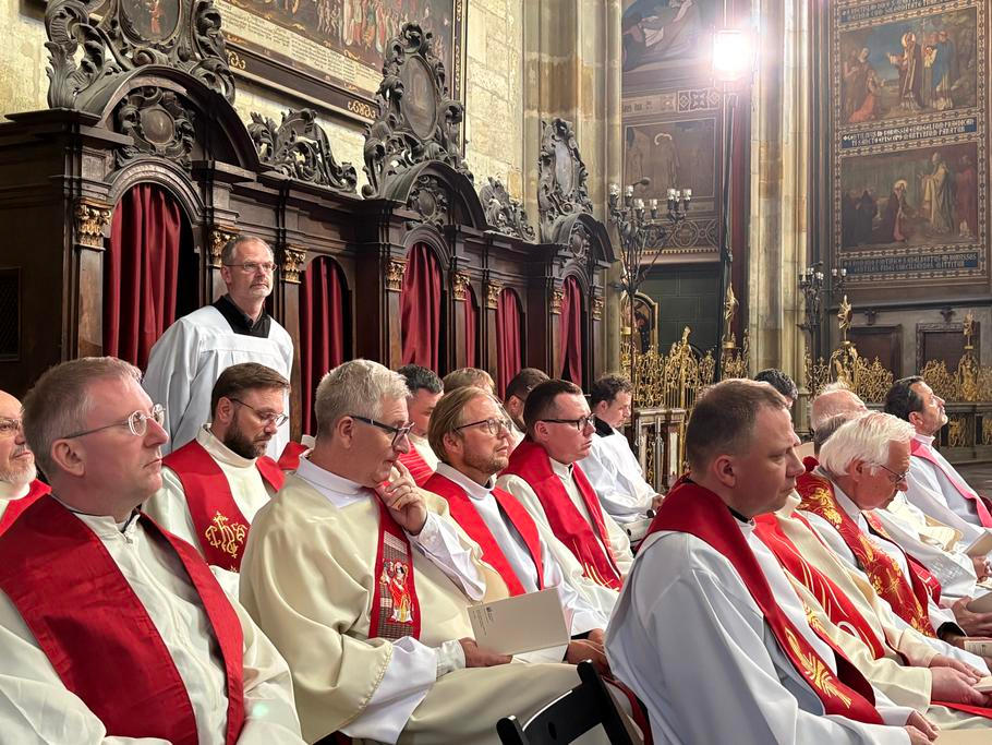 Nové svatovítské varhany se v pondělí poprvé rozezněly při slavnostní bohoslužbě v zaplněné katedrále sv. Víta.