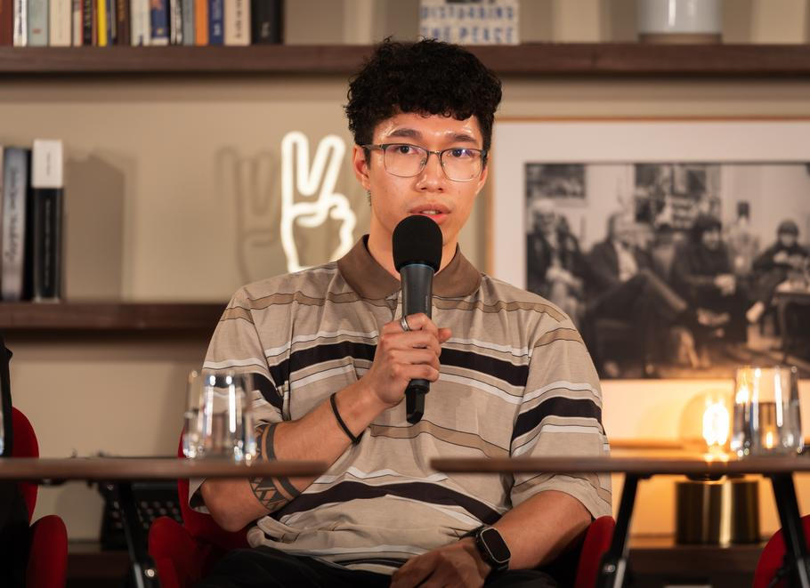 Střípky z debaty Aktuálně.cz v Knihovně Václava Havla o druhé generaci Vietnamců, 8. června 2026. Na snímku je vývojář Minho.