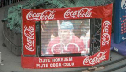 Coca-Cola byla součástí i příletu zlatých hokejistů ze ZOH Nagano 1998 na Staroměstské náměstí.