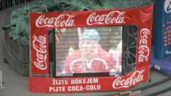 Coca-Cola byla součástí i příletu zlatých hokejistů ze ZOH Nagano 1998 na Staroměstské náměstí.