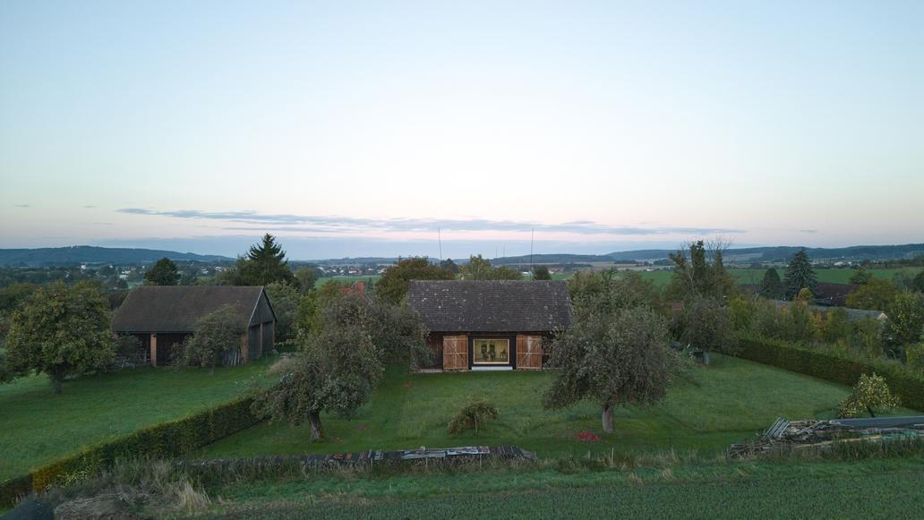 Zvenčí staletá stodola, uvnitř moderní minimalismus. Čeští architekti ukázali geniální fintu, jak bydlet bez složité a drahé rekonstrukce.