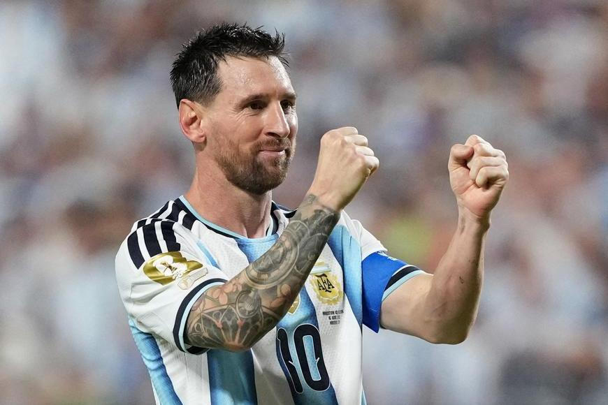 Obhájce začal vítězně, Messi dal hattrick a přepisoval rekordy. Ale i díky rozhodčímu