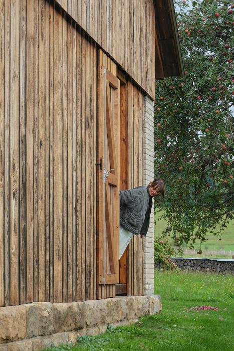 Architekti vložili samostatný obytný kvádr do staré stavby. Ta teď dům chrání před horkem i mrazem.