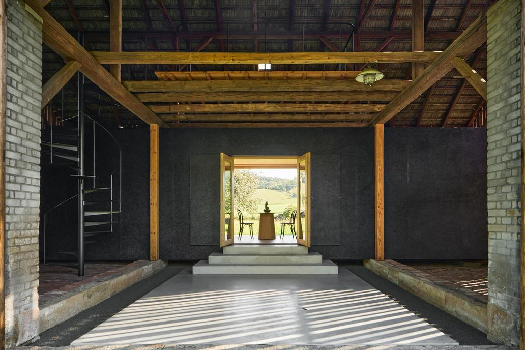Podívejte se, jak se dá propojit historická architektura s moderním bydlením z překližky a černého dřeva.