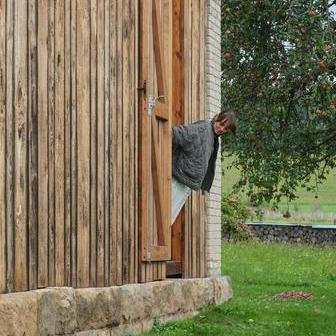 Architekti vložili samostatný obytný kvádr do staré stavby. Ta teď dům chrání před horkem i mrazem.