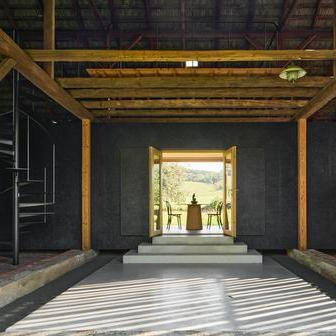 Podívejte se, jak se dá propojit historická architektura s moderním bydlením z překližky a černého dřeva.