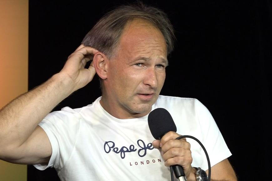 Jste „kýbl ho*en“, psal Wollner podřízené a osahával ji. Soud jí dal za pravdu