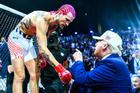 Trump si potřásá rukou s bojovníkem UFC Seanem O'Malleym.