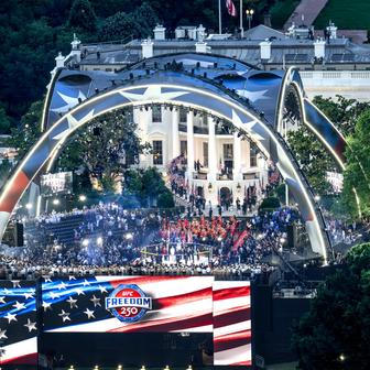 Akce spojila bojové sporty, oslavy výročí Spojených států i Trumpovy 80. narozeniny.