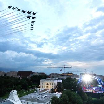 Akrobatické týmy Thunderbirds a Blue Angels předvedly nad Bílým domem společný průlet.