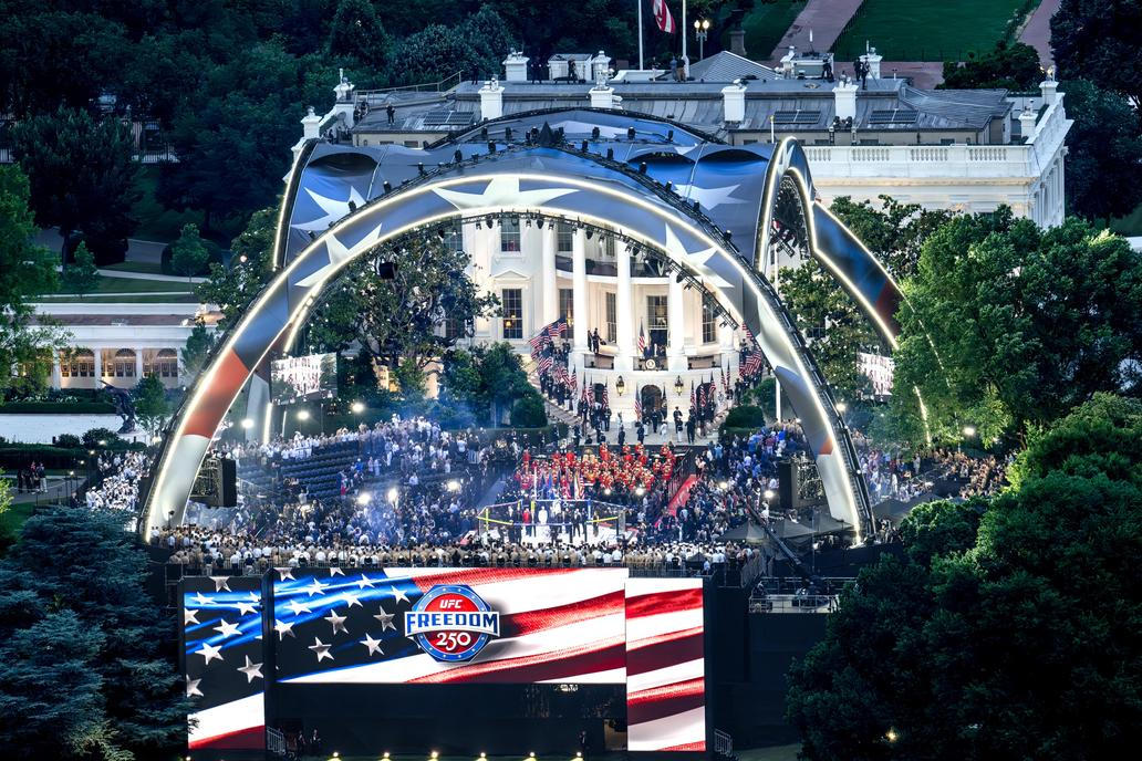 Akce spojila bojové sporty, oslavy výročí Spojených států i Trumpovy 80. narozeniny.