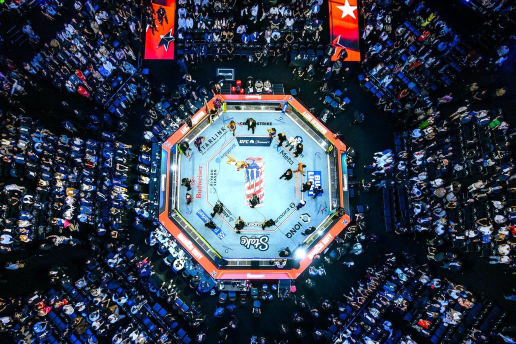 Atmosféra galavečera UFC Freedom 250 na jižním trávníku Bílého domu.