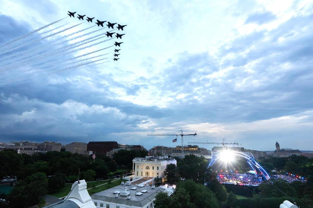 Akrobatické týmy Thunderbirds a Blue Angels předvedly nad Bílým domem společný průlet.