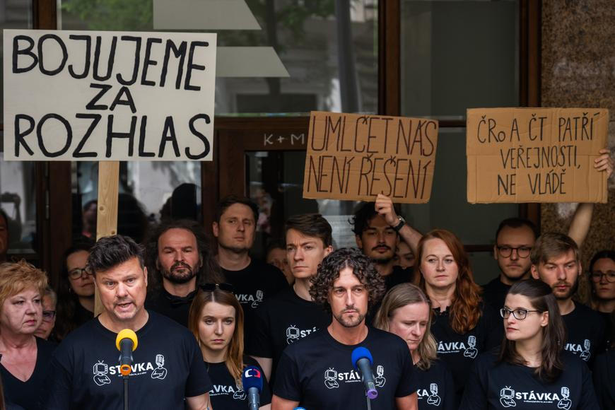 Zaměstnanci České televize a rozhlasu vyhlásili stávku, projeví se ve vysílání