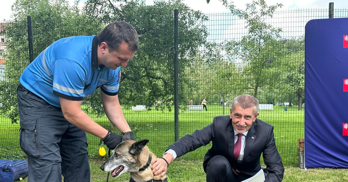 Premiér vytáhl těžký kalibr. Vyfotil se s Babiškou a vyrazil do boje proti kratomu