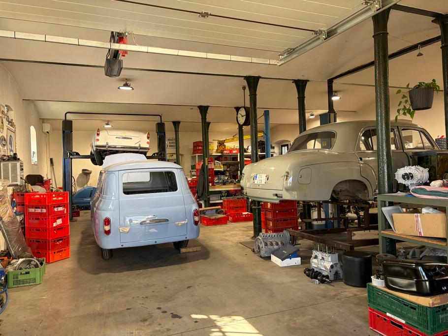 V Radešíně se rádi specializují na veterány značek Škoda a také Mercedes-Benz, ale neodmítají prakticky žádné značky, vyjma těch sovětských. Jak se opravují veterány ve Strojírně Vodrlind