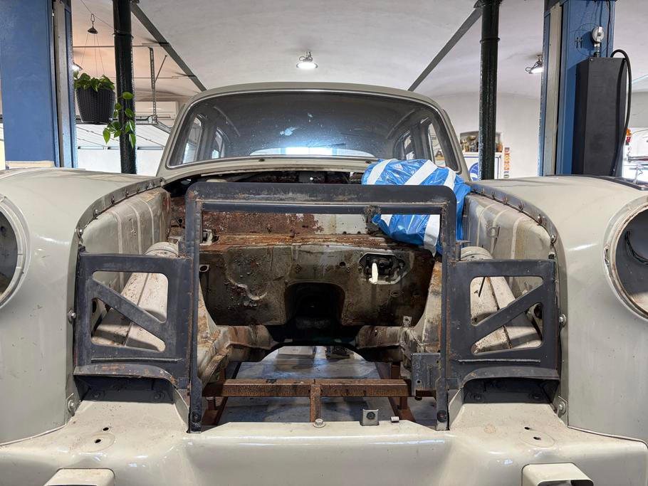 Mercedes-Benz 220 S Jak se opravují veterány ve Strojírně Vodrlind