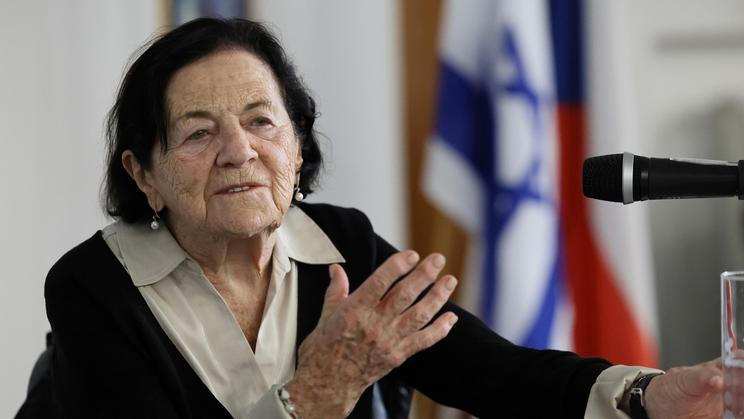 Pětadevadesátiletá spisovatelka Eva Erbenová poskytla rozhovor pro Aktuálně.cz při příležitosti pokládání Stolpersteinů za své rodiče zavražděné během holokaustu.