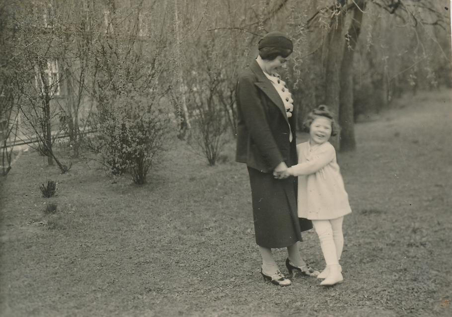 Eva Erbenová (tehdy Löwitd) s maminkou Martou.