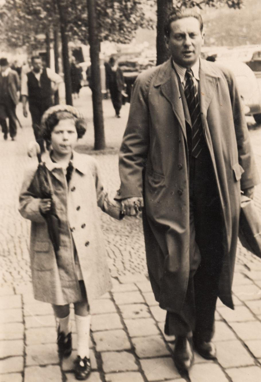 Eva Erbenová (tehdy Löwidt) s tatínkem Jindřichem.