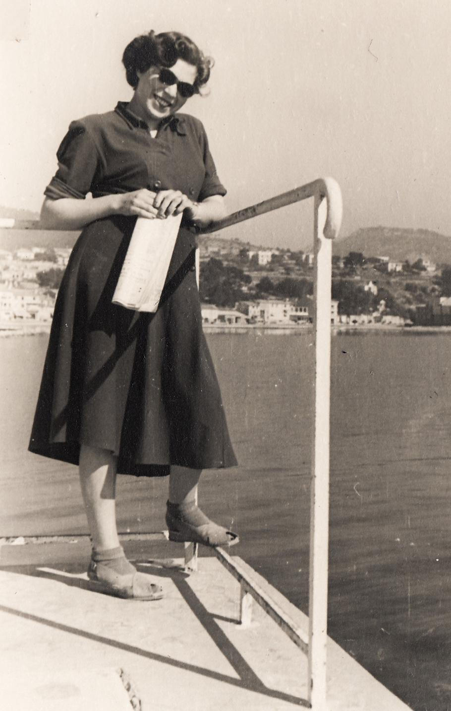 Eva Erbenová na lodi do Izraele (1949).