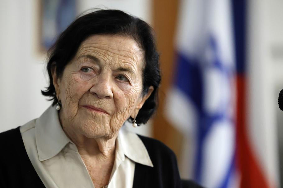 Sokolov, 01.11.2023 , Eva Erbenová, přežila Terezín Osvětim, pochod smrti, ze kterého unikla v dubnu 45 po cestě ze Svatavského koncentračního tábora, nyní bydlí v Aškelonu. Během návštěvy Sokolovského gymnázia jí doprovázi historik Vladimír Bružeňák