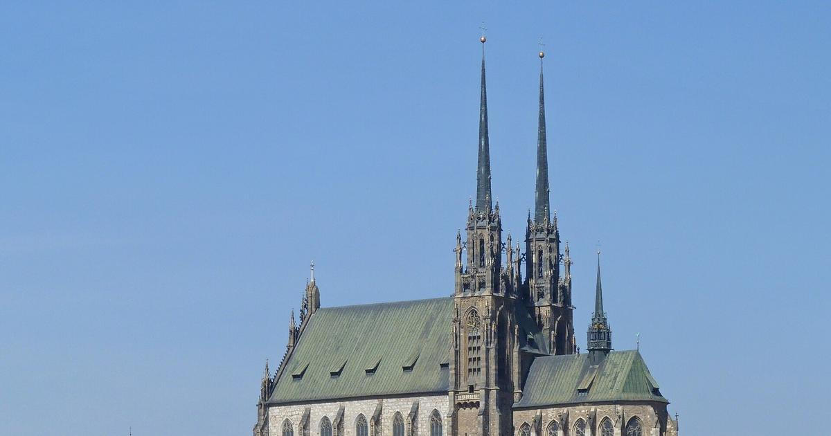 Světec snil o obrácení českých husitů, v Brně vystavují jeho 570 let starý plášť