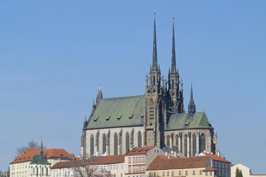 Světec snil o obrácení českých husitů, v Brně vystavují jeho 570 let starý plášť