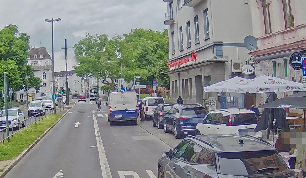 Zastavení a stání ve vyhrazeném autobusovém pruhu ve Frankfurtu nad Mohanem.