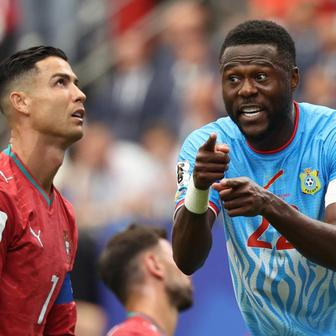 Chancel Mbemba (vpravo) a Cristiano Ronaldo v zápase DR Kongo - Portugalsko na MS 2026