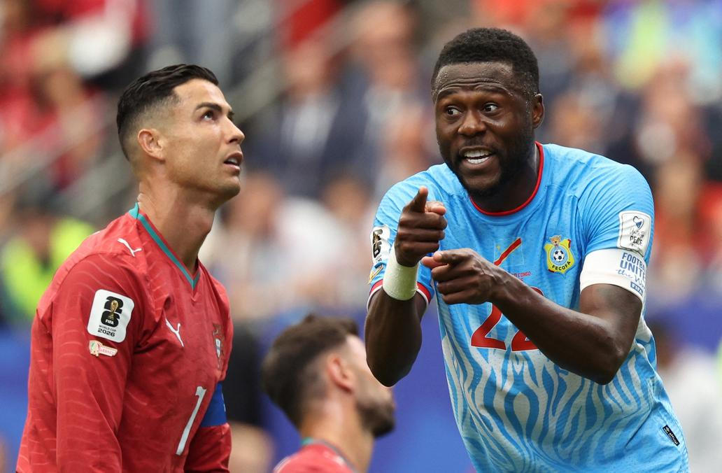 Chancel Mbemba (vpravo) a Cristiano Ronaldo v zápase DR Kongo - Portugalsko na MS 2026