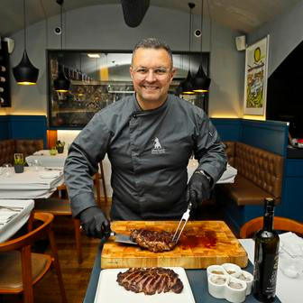 Danieleho restaurace MeatEater je maličká, ale bez rezervace se sem téměř nedostanete. Jeho steaky zkrátka mají skvělou pověst.