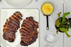 Dokonalý steak má lehce křupavou krustu a přitom je šťavnatý. Nejlepší příloha je prý bramborové pyré.