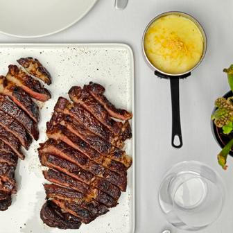Dokonalý steak má lehce křupavou krustu a přitom je šťavnatý. Nejlepší příloha je prý bramborové pyré.